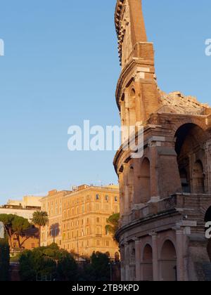 Kolosseum an einem Herbstabend in Rom, Region Latium, Italien, 05. Dezember 2023 Stockfoto