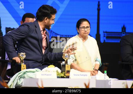 Kalkutta, Westbengalen, Indien. Dezember 2023. Cricketspieler und Industrialist Sourav Ganguly (L) im Gespräch mit Mamata Banerjee (R), Chefministerin von Westbengalen, bei der Eröffnungsfunktion der 29. Ausgabe des Internationalen Filmfestivals von Kalkutta (KIFF 29), organisiert vom Ministerium für Information und Kultur der Regierung Westbengalen, die vom 5. bis 12. Dezember 2023 in Kalkutta, der Kulturhauptstadt des Bundesstaates Westbengalen, stattfinden soll. Dieses Festival ist von der International Federation of Film Producers' Association (FIAPF) akkreditiert. (Kreditbild: © Biswarup G Stockfoto