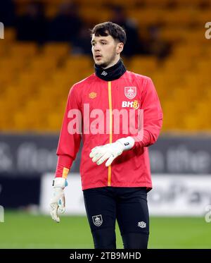 Burnley Torhüter James Trafford wärmt sich vor dem Spiel der Premier League im Molineux Stadium in Wolverhampton auf. Bilddatum: Dienstag, 5. Dezember 2023. Stockfoto