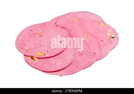 Fleischwürstchen mit Pistazien auf Marmorplatte. Isolierter, weißer Hintergrund Stockfoto