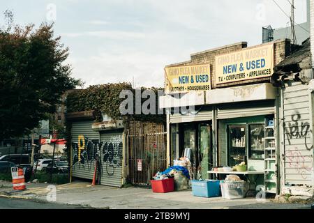 Altes Geschäft auf der Straße in bronx, usa - 23. Mai 2023. Hochwertige Fotos Stockfoto