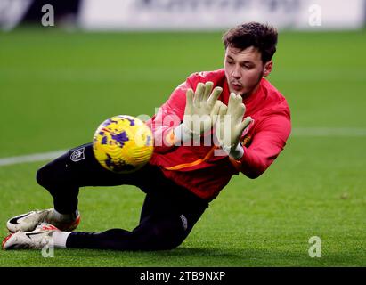 Burnley Torhüter James Trafford wärmt sich vor dem Spiel der Premier League im Molineux Stadium in Wolverhampton auf. Bilddatum: Dienstag, 5. Dezember 2023. Stockfoto