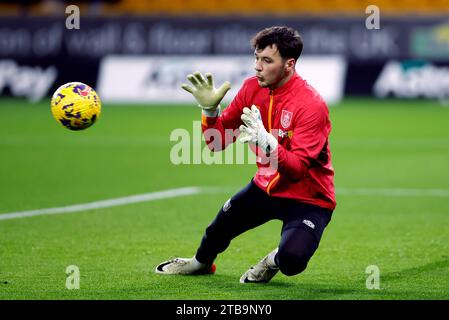 Burnley Torhüter James Trafford wärmt sich vor dem Spiel der Premier League im Molineux Stadium in Wolverhampton auf. Bilddatum: Dienstag, 5. Dezember 2023. Stockfoto