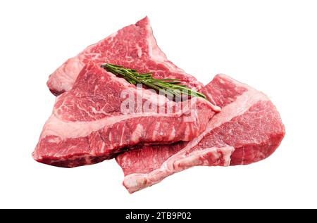 Silverside Sirloin Rindfleisch geschnitten, rohes Fleisch auf dem Metzgertisch mit Kräutern. Isolierter, weißer Hintergrund Stockfoto