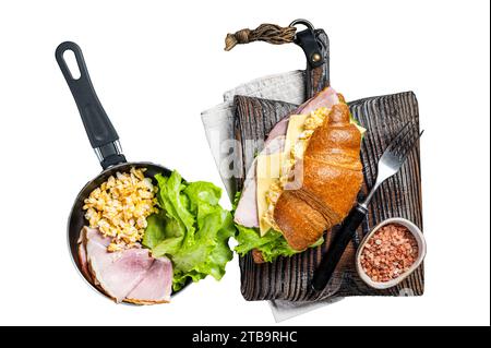 Croissant-Sandwich mit putenschinken, Rührei, Käse und Salat. Isolierter, weißer Hintergrund Stockfoto