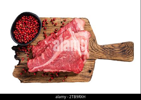 Rohes Rinderfilet, Silverside Steak auf Holzbrett. Isolierter, weißer Hintergrund Stockfoto