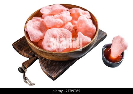 Knusprige Kerupuk Garnelen Cracker, Chips. Isolierter, weißer Hintergrund Stockfoto