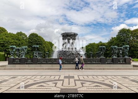 Ein Bild des Brunnens im Vigeland oder Frogner Park. Entworfen von Gustav Vigeland zwischen 1940 und 1949. Stockfoto