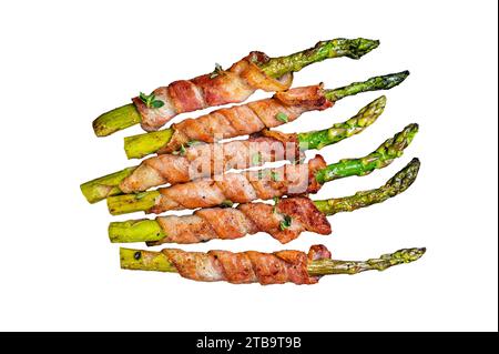 Spargel gebacken mit Speck und Gewürzen. Isolierter, weißer Hintergrund Stockfoto