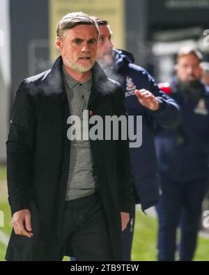 BRADFORD, GROSSBRITANNIEN. Dezember 2023. EFL-TROPHÄE: Bradford City AFC gegen Liverpool FC unter 21 Jahren Graham Alexander, Manager von Bradford City. Geht in der ersten Halbzeit auf das Spielfeld. Paul B. Whitehurst/Alamy Live News Stockfoto