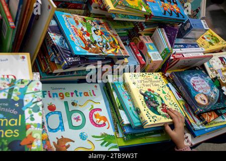 Moskau, Russland. Dezember 2023. Kinderbücher in englischer Sprache sind auf der 25. Internationalen Buchmesse für High-Quality Fiction and Non-Fiction in Gostiny Dvor in Moskau, Russland, erhältlich Stockfoto