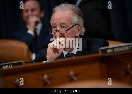 Der US-Repräsentant Richard Neal (Demokrat von Massachusetts), rangiges Mitglied des US-House Committee on Ways and Means, nimmt an einem US-House Committee on Ways and Means Teil, das „Hearing with the IRS Whistleblowers: Hunter Biden Investigation Obstruction in the own words“ im Longworth House Office Building in Washington, DC, Dienstag, 5. Dezember 2023. Quelle: Rod Lamkey/CNP/MediaPunch Stockfoto