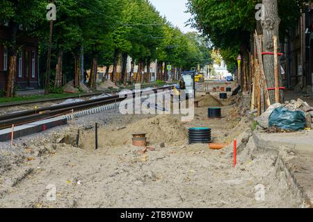 Vollständiger Umbau der Straße mit Austausch von Straßenbahngleisen und unterirdischen Kommunikationsleitungen Stockfoto
