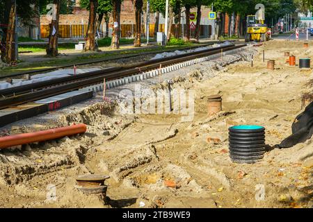 Vollständiger Umbau der Straße mit Austausch von Straßenbahngleisen und unterirdischen Kommunikationsleitungen Stockfoto