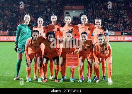 TILBURG - hintere Reihe (lr) Holland Torhüter Daphne van Domselaar, Caitlin Dijkstra aus Holland, Damaris Egurrola aus Holland, Jill Roord aus Holland, Sherida Spitse aus Holland. Erste Reihe (l-r) Esmee Brugts von Holland, Lineth Beerensteyn von Holland, Lieke Martens von Holland, Danielle van de Donk von Holland, Victoria Pelova von Holland während des UEFA Nations League Frauenspiels zwischen den Niederlanden und Belgien im King Willem II Stadium am 5. Dezember 2023 in Tilburg, Niederlande. ANP GERRIT VAN KÖLN Stockfoto