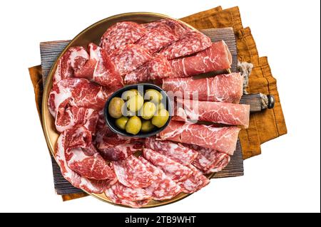 Geräucherte Fleischplatte mit traditionellen italienischen Vorspeisen mit Prosciutto Crudo, Salami und Coppa-Wurst. Isolierter, weißer Hintergrund Stockfoto