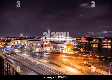 Göteborg, Schweden - 28. november 2021: Stena Line Fähre von Göteborg, vorbei an Amerikaskjulet. Stockfoto