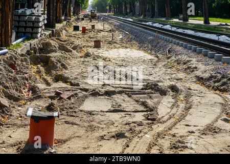 Vollständiger Umbau der Straße mit Austausch von Straßenbahngleisen und unterirdischen Kommunikationsleitungen Stockfoto