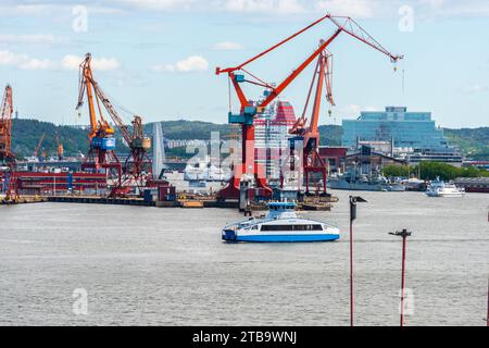 Göteborg, Schweden - Mai 29 2022: Elektrische Passagierfähre vor alten Kranen. Stockfoto