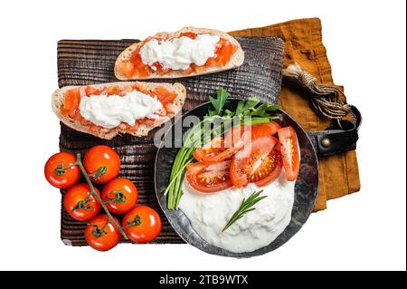 Bruschettas mit Stracciatella-Käse, gehackten Kirschtomaten und Rosmarin. Isolierter, weißer Hintergrund Stockfoto