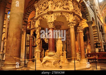 Geschnitzte Kanzel von Giovanni Pisano im Dom in Pisa Italien Stockfoto