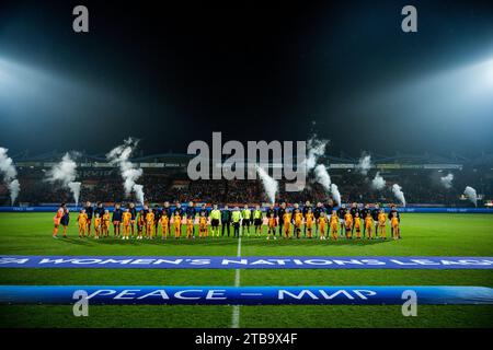 Tilburg, Niederlande. Dezember 2023. Die belgischen Spieler wurden am Dienstag, den 5. Dezember 2023, in Tiblurg, Niederlande, zu Beginn eines Fußballspiels zwischen der belgischen Frauennationalmannschaft der Roten Flammen und den Niederlanden, dem Endspiel (6/6) in der Gruppe A1 der UEFA Women's Nations League 2023-2024, in Tiblurg, Niederlande, gezeigt. BELGA FOTO JASPER JACOBS Credit: Belga News Agency/Alamy Live News Stockfoto