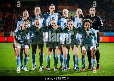 Tilburg, Niederlande. Dezember 2023. Die belgischen Spieler wurden am Dienstag, den 5. Dezember 2023, in Tiblurg, Niederlande, zu Beginn eines Fußballspiels zwischen der belgischen Frauennationalmannschaft der Roten Flammen und den Niederlanden, dem Endspiel (6/6) in der Gruppe A1 der UEFA Women's Nations League 2023-2024, in Tiblurg, Niederlande, gezeigt. BELGA FOTO JASPER JACOBS Credit: Belga News Agency/Alamy Live News Stockfoto