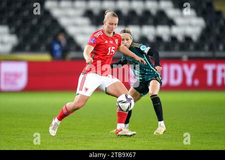 Elise Hughes (links) und Kathrin Hendrich (links) während des Spiels der Gruppe A3 der UEFA Women's Nations League im Stadion Swansea.com, Wales. Bilddatum: Dienstag, 5. Dezember 2023. Stockfoto