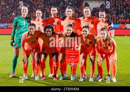 TILBURG, NIEDERLANDE - 5. DEZEMBER: Mannschaftsfoto der Niederlande, (hintere Reihe L-R) n1, nTorhüter Daphne van Domselaar (Niederlande), Damaris Egurrola (Niederlande), Dominique Janssen (Niederlande), Jill Roord (Niederlande), Sherida Spitse (Niederlande) (erste Reihe L-R) Esmee Brugts (Niederlande), Lineth Beerensteyn aus den Niederlanden, Lieke Martens aus den Niederlanden, Danielle van de Donk aus den Niederlanden, Victoria Pelova aus den Niederlanden während des Gruppenspiels der UEFA Women's Nations League A zwischen den niederländischen Frauen und den belgischen Frauen in Koning Willem Stockfoto