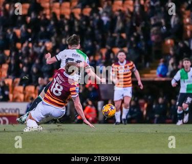 BRADFORD, GROSSBRITANNIEN. Dezember 2023. EFL-TROPHÄE: Bradford City AFC gegen Liverpool FC unter 21 Jahren Ciaran Kelly aus Bradford City bringt Ben Doak vom FC Liverpool zum Einsatz. Paul B. Whitehurst/Alamy Live News Stockfoto