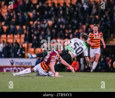 BRADFORD, GROSSBRITANNIEN. Dezember 2023. EFL-TROPHÄE: Bradford City AFC gegen Liverpool FC unter 21 Jahren Ciaran Kelly aus Bradford City bringt Ben Doak vom FC Liverpool zum Einsatz. Paul B. Whitehurst/Alamy Live News Stockfoto