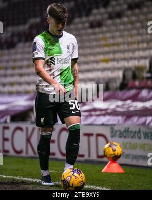 BRADFORD, GROSSBRITANNIEN. Dezember 2023. EFL-TROPHÄE: Bradford City AFC gegen Liverpool FC unter 21 Jahren Ben Doak vom Liverpool FC macht sich auf den Weg, um einen Camcorder Credit Paul B Whitehurst/Alamy Live News zu nehmen Stockfoto