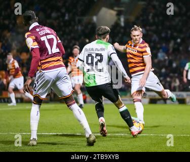 BRADFORD, GROSSBRITANNIEN. Dezember 2023. EFL-TROPHÄE: Bradford City AFC gegen Liverpool FC unter 21 Jahren Mateusz Musialowski von Liverpool FC und Ciaran Kelly von Bradford City fordern den Ball an. Paul B. Whitehurst/Alamy Live News Stockfoto