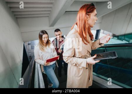 In einer pulsierenden Stadt diskutieren Geschäftsleute über Strategien für digitales Marketing und die Expansion des Unternehmens. Stockfoto