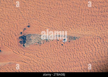 Die Stadt Jubbah, Saudi-Arabien, umgeben von der Nafud-Wüste. Stockfoto