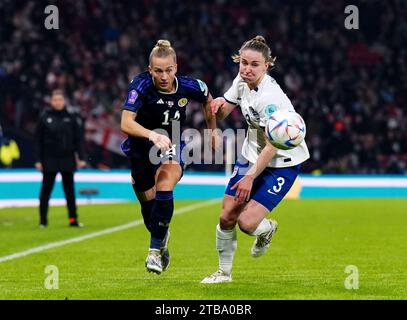 Die schottische Rachel McLauchlan (links) und die englische Niamh Charles kämpfen um den Ball während des Gruppenspiels der UEFA Women's Nations League in Hampden Park, Glasgow. Bilddatum: Dienstag, 5. Dezember 2023. Stockfoto