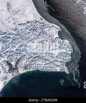 Satellitenansicht in natürlicher Farbe mit Eiswirbeln, die auf dem Cape Navarin zu sehen sind. Stockfoto