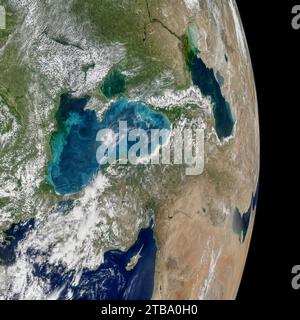 Mosaik des Planeten Erde zeigt Phytoplanktonblüte im Schwarzen Meer. Stockfoto