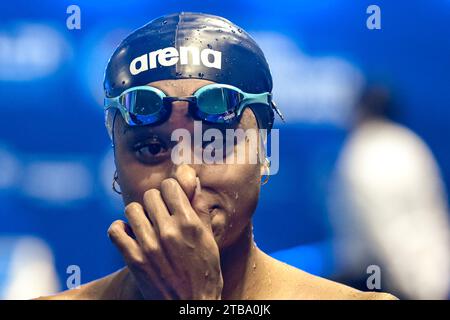 Otopeni, Rumänien. Dezember 2023. Sara Curtis aus Italien reagiert, nachdem sie am 5. Dezember 2023 im Halbfinale der 50-m-Freestyle-Frauen während der europäischen Kurzkursschwimmmeisterschaft im Complex Olimpic de Natație Otopeni in Otopeni (Rumänien) teilgenommen hat. Quelle: Insidefoto di andrea staccioli/Alamy Live News Stockfoto