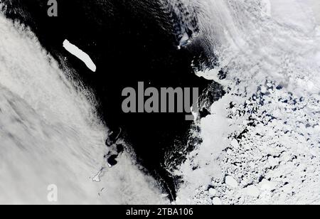 31. Oktober 2022: Satellitenansicht des antarktischen Eisbergs A-76A in der Drake Passage. Stockfoto