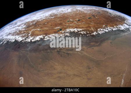 23. Mai 2012 - Blick aus dem Weltraum auf den Himalaya, das tibetische Plateau und die indo-Gangetische Ebene. Stockfoto