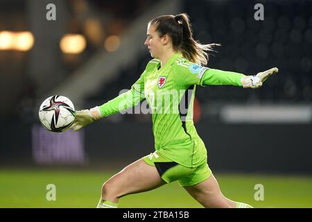 Die walisische Torhüterin Olivia Clark klärt den Ball während des Spiels der Gruppe A3 der UEFA Women's Nations League im Stadion Swansea.com in Wales. Bilddatum: Dienstag, 5. Dezember 2023. Stockfoto