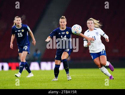 Die schottische Rachel McLauchlan (Mitte) und die englische Lauren Hanf kämpfen um den Ball während des Gruppenspiels der UEFA Women's Nations League in Hampden Park, Glasgow. Bilddatum: Dienstag, 5. Dezember 2023. Stockfoto