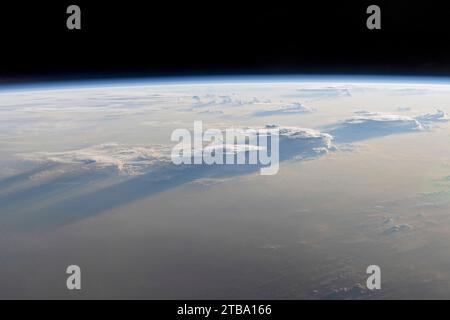 Amboss Wolken und gewaltige Gewitter stehen hoch über dem Nordosten Brasiliens. Stockfoto