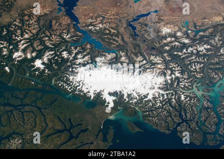 Blick aus dem Weltraum auf die südlichen Anden und das Nordpatagonische Eisfeld. Stockfoto