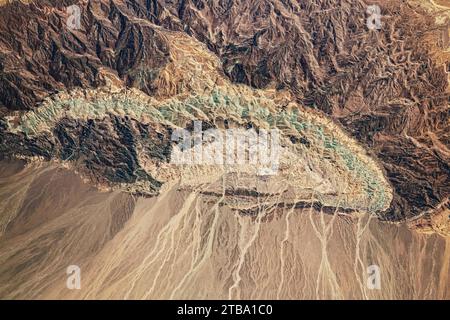 Blick aus dem Weltraum auf einen kleinen halbrunden Berg in der Wüste Dasht-e Kavir, Iran. Stockfoto