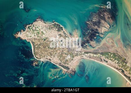 Blick aus dem Weltraum auf den nordwestlichen Teil von Noirmoutier an der Westküste Frankreichs. Stockfoto