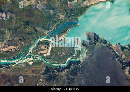 Blick aus dem Weltraum, der einen Teil des Parana River in Südamerika zeigt. Stockfoto