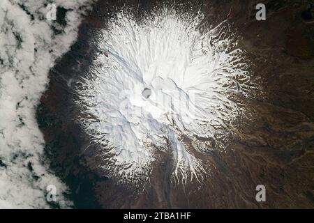 Nadirblick vom Weltraum des Mount Ruapehu auf der Nordinsel Neuseelands. Stockfoto