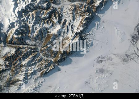 Blick aus dem Raum einer Bergkette innerhalb der Altai-Berge in Zentralasien. Stockfoto